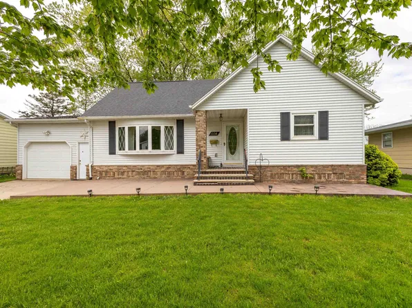 604 2nd St SE, Dyersville, IA 52040