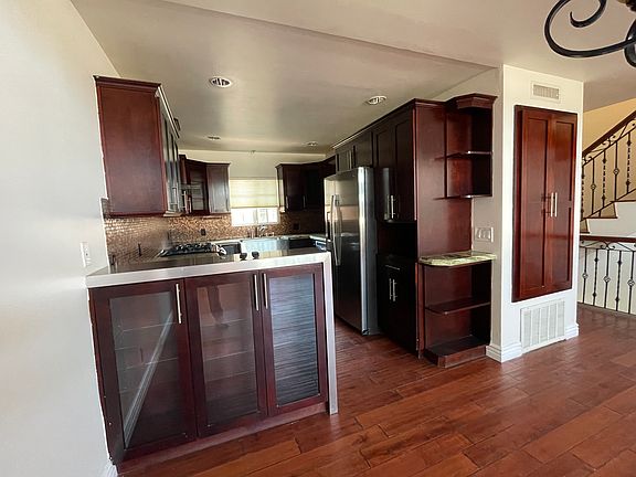 4th image of 5937 Willoughby Ave #3