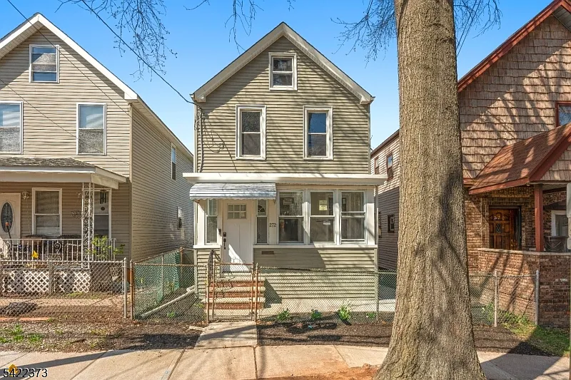 272 Burgess Pl photo 1