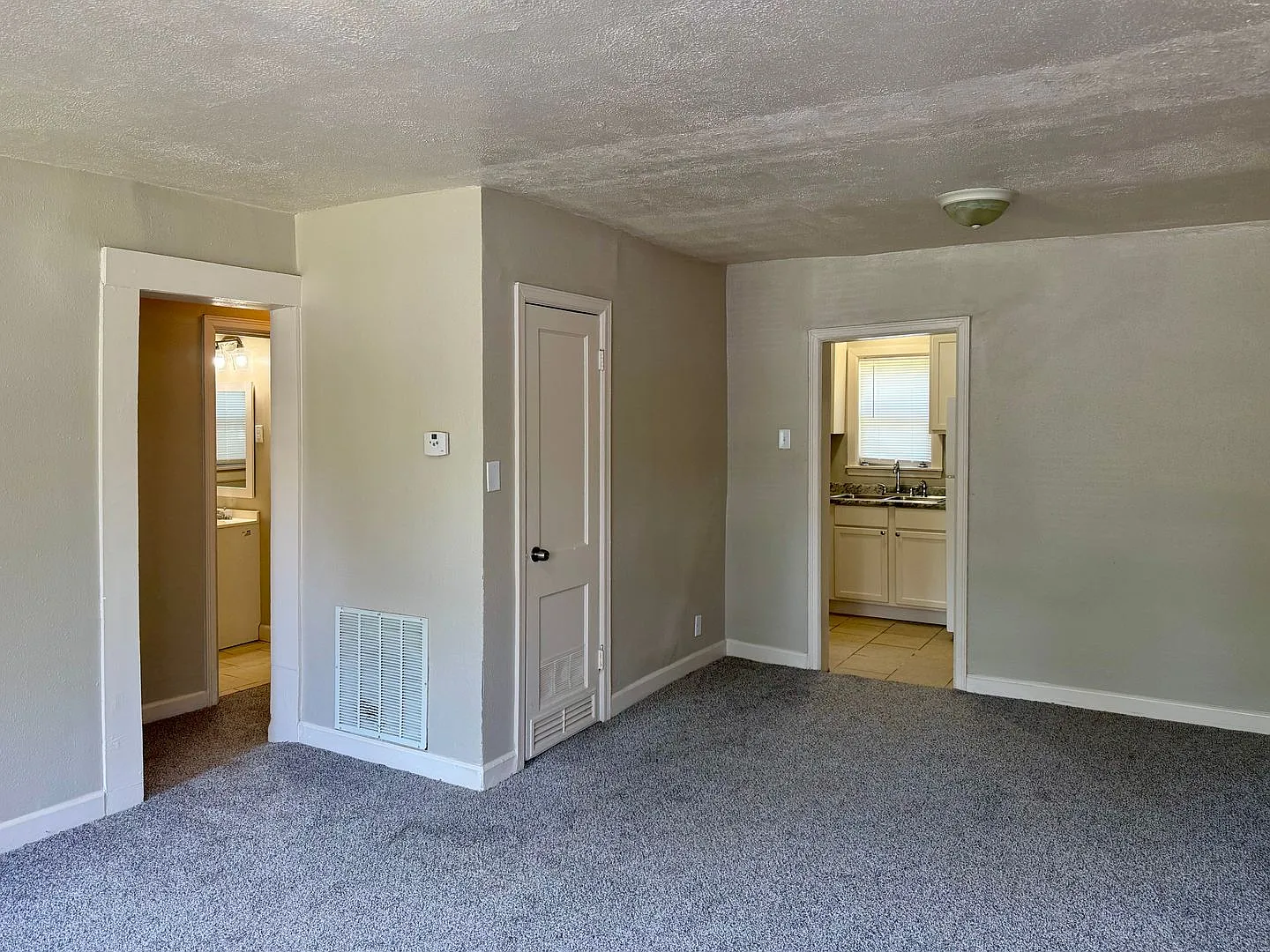 2 Bedroom at Kellogg and Oliver — Photo 2