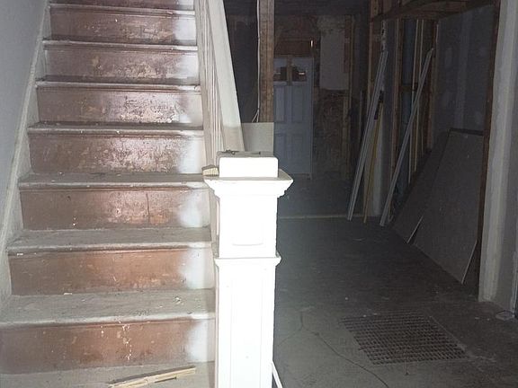 2nd image of 504 E Lynn Ave