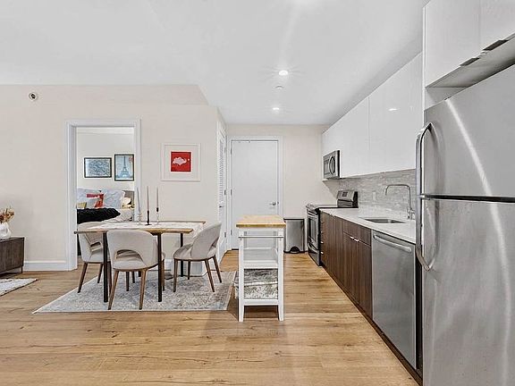 4th image of 25-21 43rd Ave #302