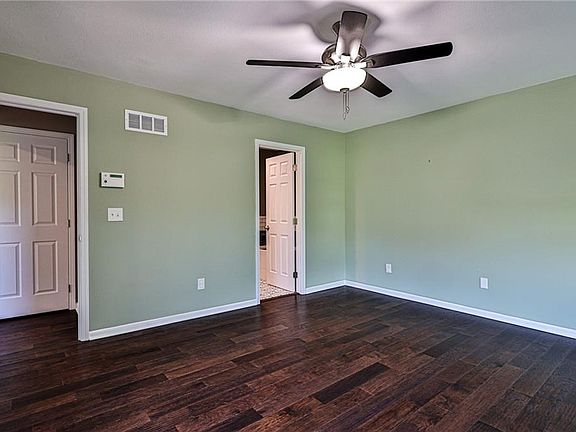 3rd image of 340 SW Raintree Dr