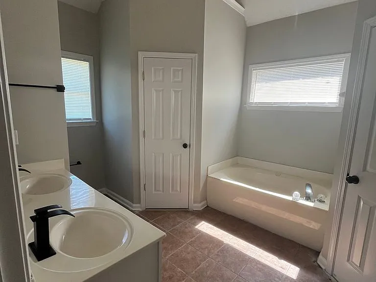 1686 N Frence Creek Cv — Photo 5