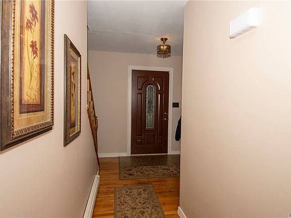 3rd image of 10 Earl St