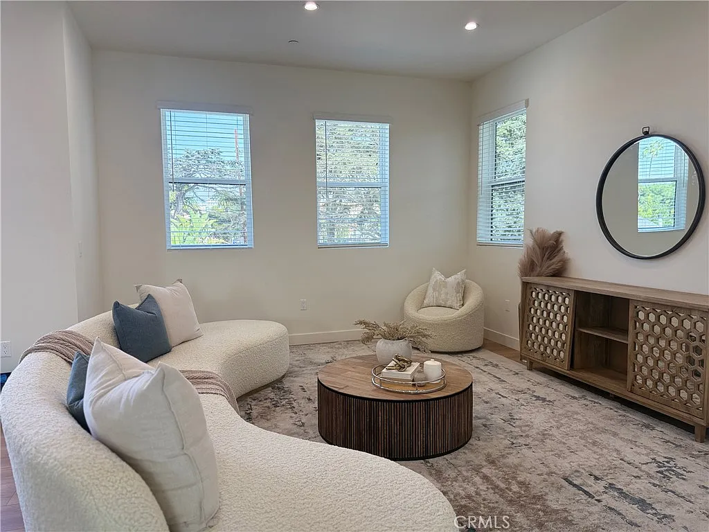 4 bed, 2190 sqft, $9,350 — Photo 3