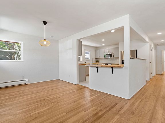3rd image of 2032 Mariposa Ave