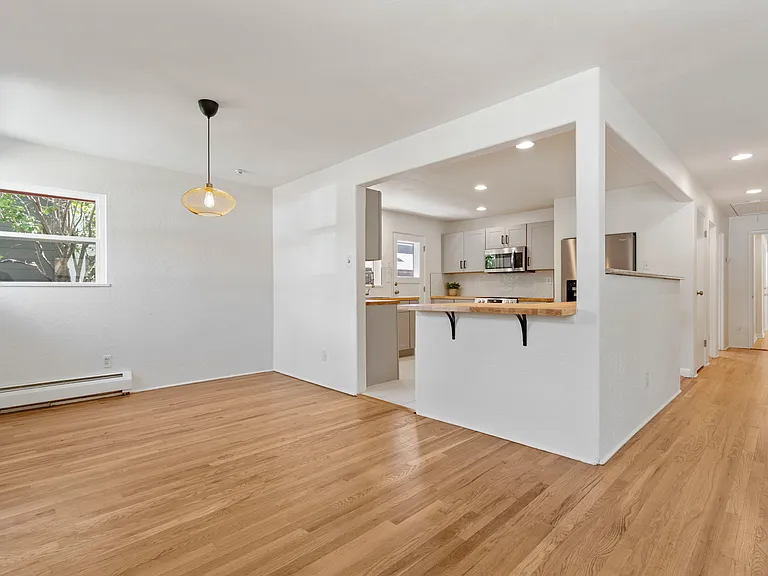 2032 Mariposa Ave — Photo 3