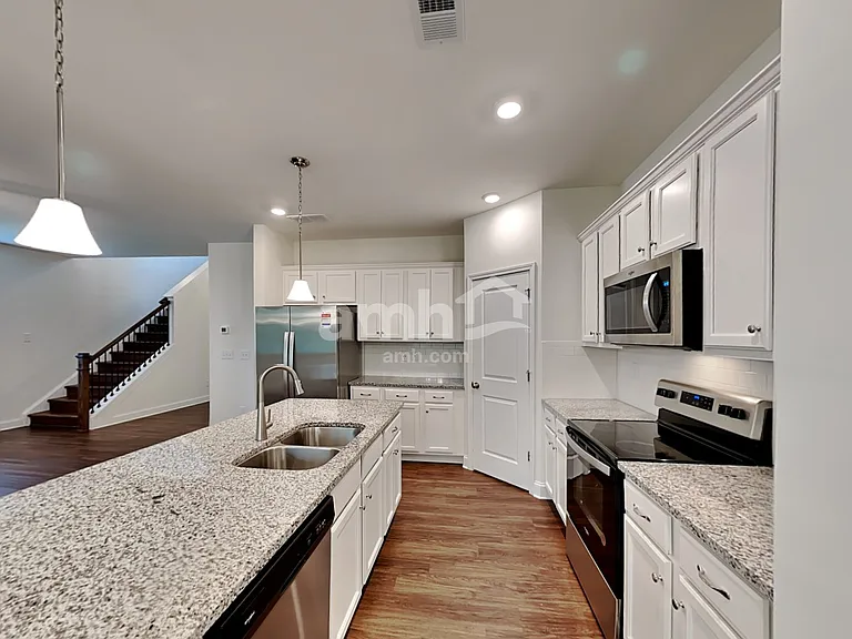 5085 Hudson Valley Dr — Photo 3