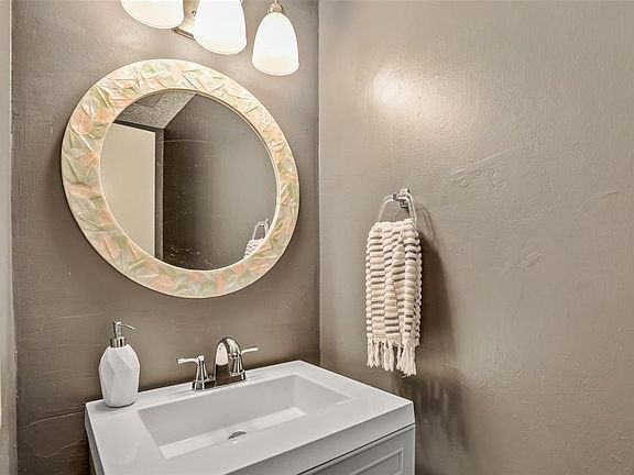5th image of 2403 Southlake Dr