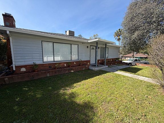 2nd image of 1840 Grand Coulee Blvd
