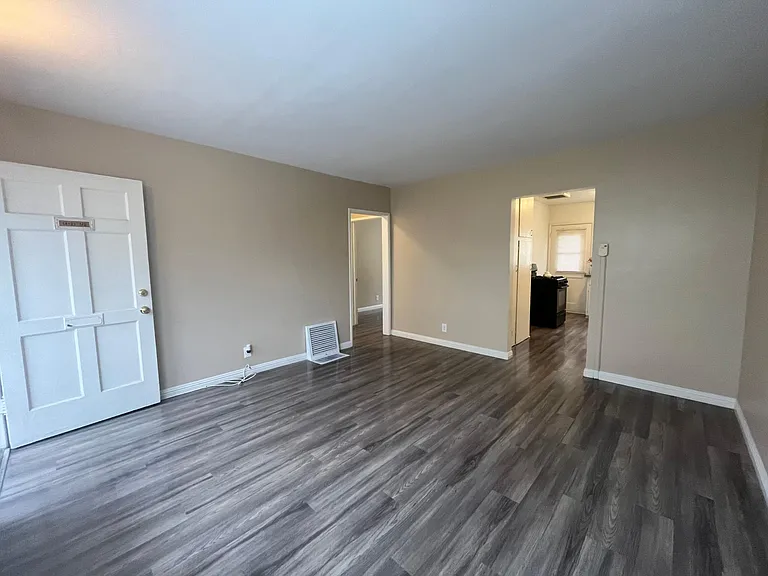 14121 Sylvan St — Photo 1