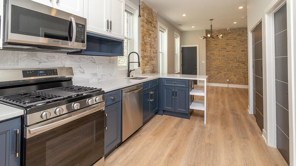Building Photo - 1840 W Augusta Blvd #1R
