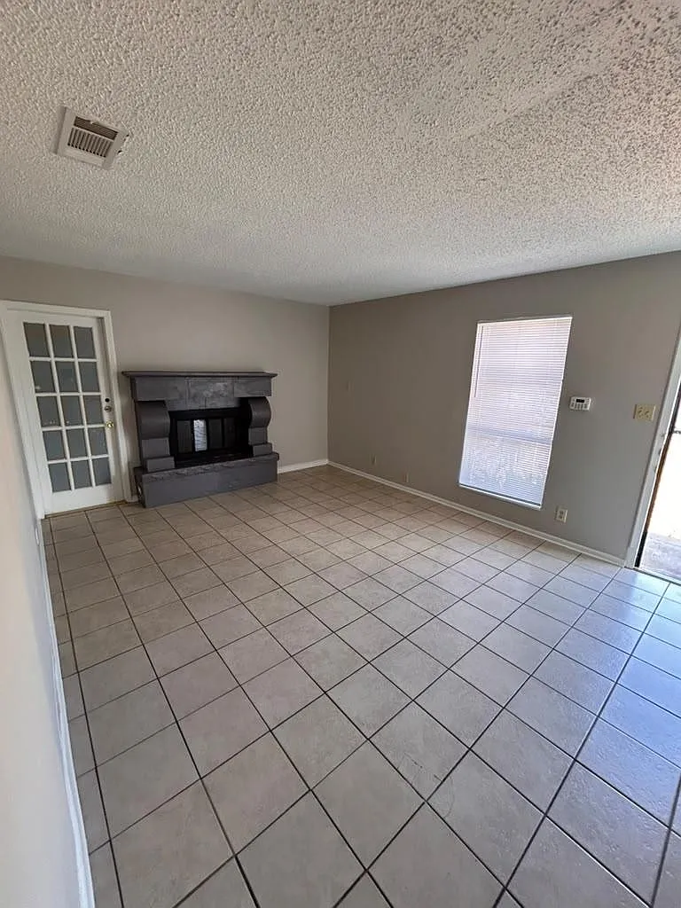 2 bed, 1.0 bath, 1782 sqft, $1,265 — Photo 1