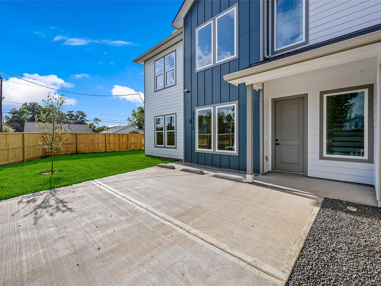 3 bed, 2.0 bath, 1300 sqft, $2,000 — Photo 2