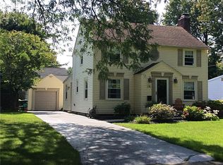 16 Willowdale Dr, Rochester, NY 14618