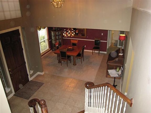 Dramatic 2-story entry
