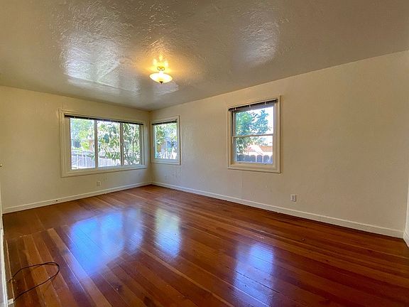 3rd image of 2137 Oak St #Oak2137-a