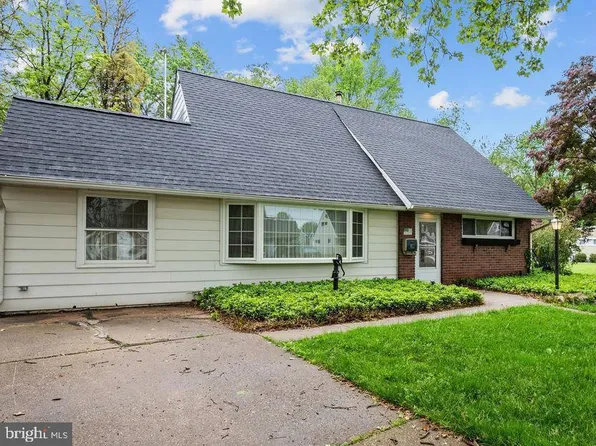 31 Kingwood Ln, Levittown, PA 19055