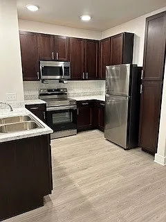 Columbia Senior at 2100 Memorial — Photo 10