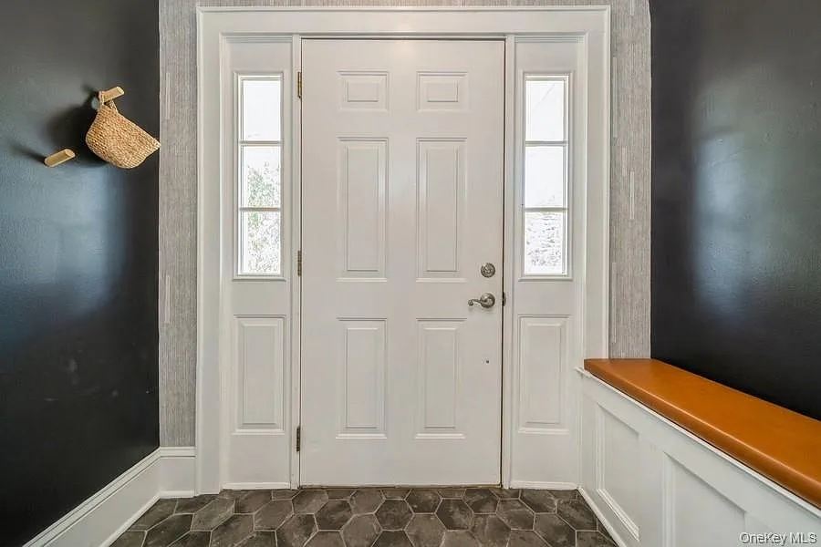 3 bed, 2.5 bath, 2400 sqft, $3,750 — Photo 3