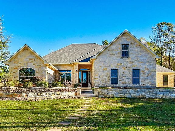 The entrance of the home has sizable garden beds on both sides, and plenty of room here for your own personal touches.