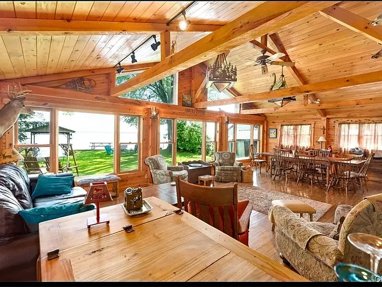 2208 Lakeshore Dr — Photo 2