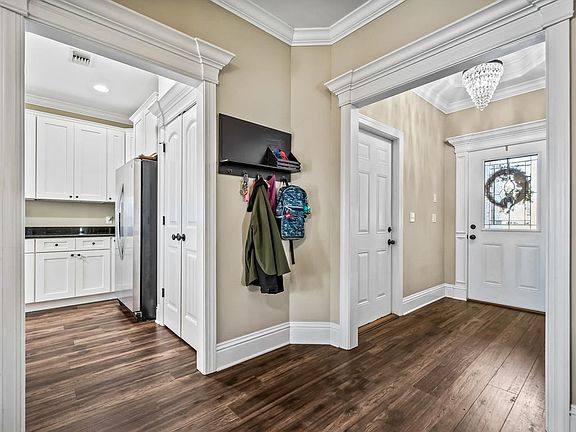 4th image of 186 Carousel Cir