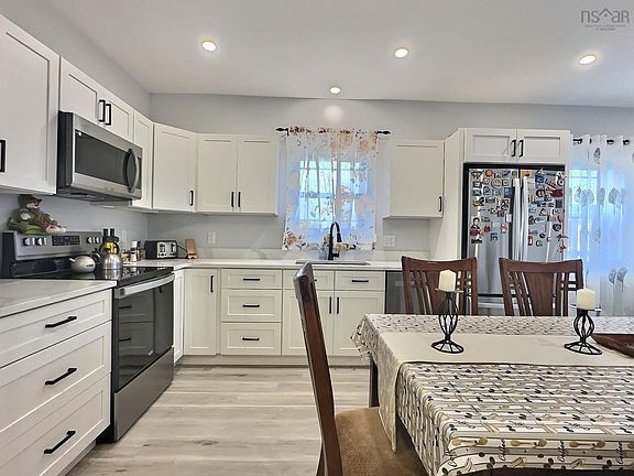 5th image of 518 Truro Heights Rd