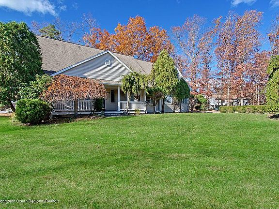 5th image of 150 Pine Circle Dr
