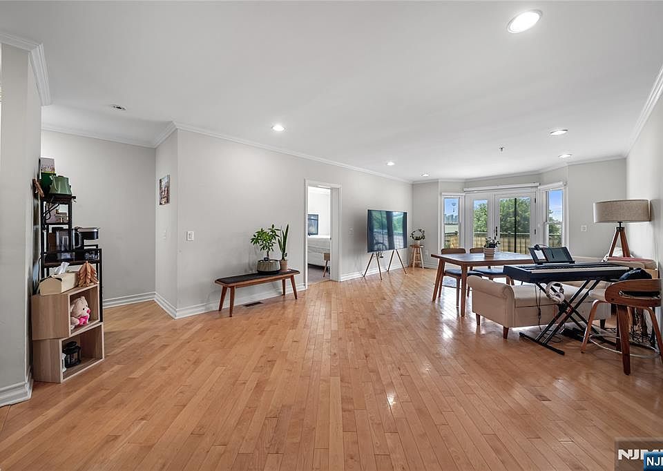 1st image of 123 The Promenade Unit 123