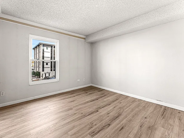 2 Adams St #402 — Photo 9