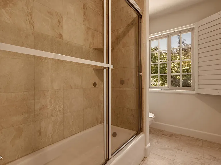664 S Mansfield Ave — Photo 18