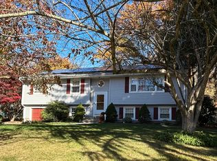 32 Hampshire Dr, Hamden, CT 06518