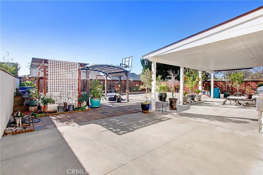 5 bed, 2500 sqft, $5,175 — Photo 2