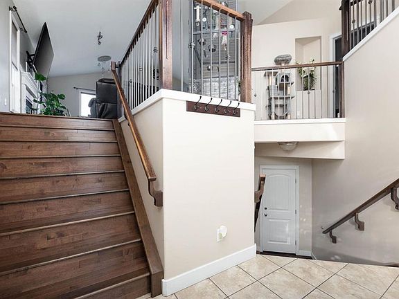 3rd image of 212 N Merganser Cres