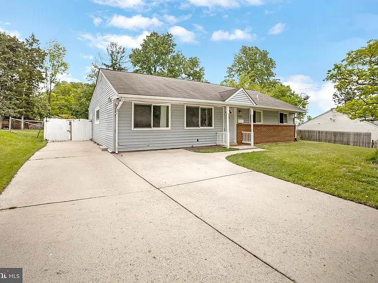 13905 Parkland Dr — Photo 4