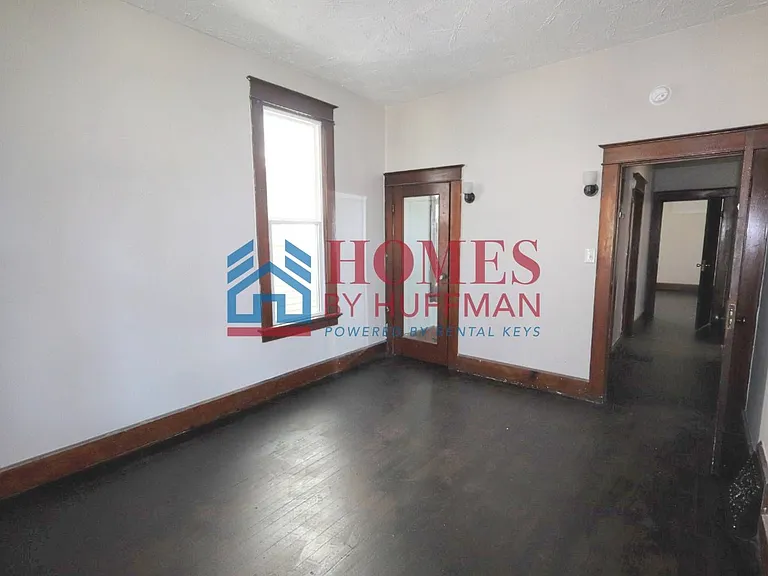 610 E Gum St — Photo 13