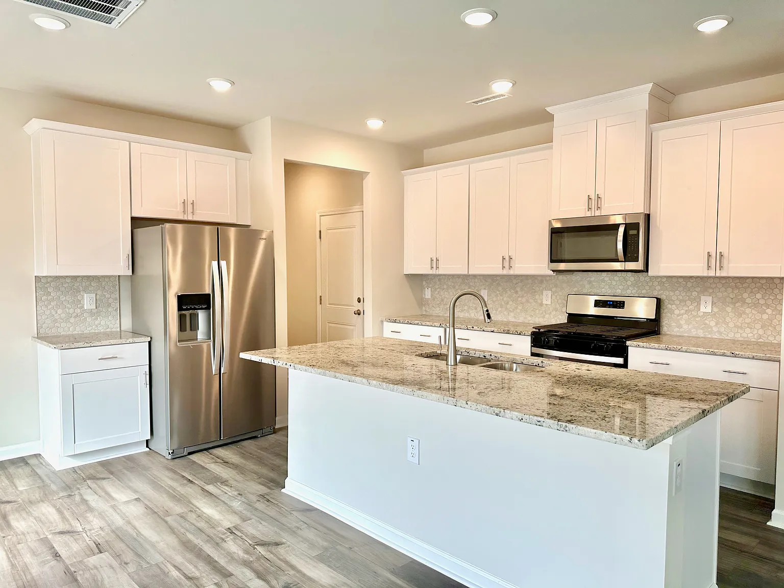 4 bed, 2368 sqft, $2,399 — Photo 3