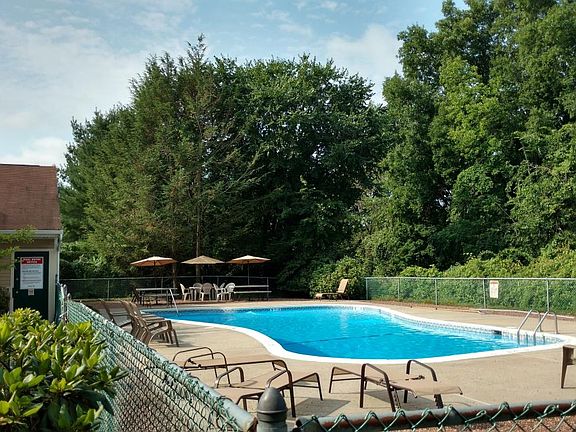 5th image of 708 Summer Hill Dr