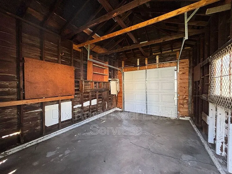 2 bed, 1.0 bath, 924 sqft, $1,050 — Photo 3