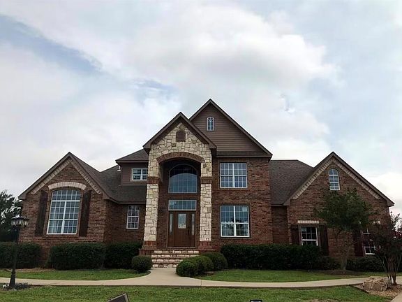 2nd image of 520 Holiday Dr