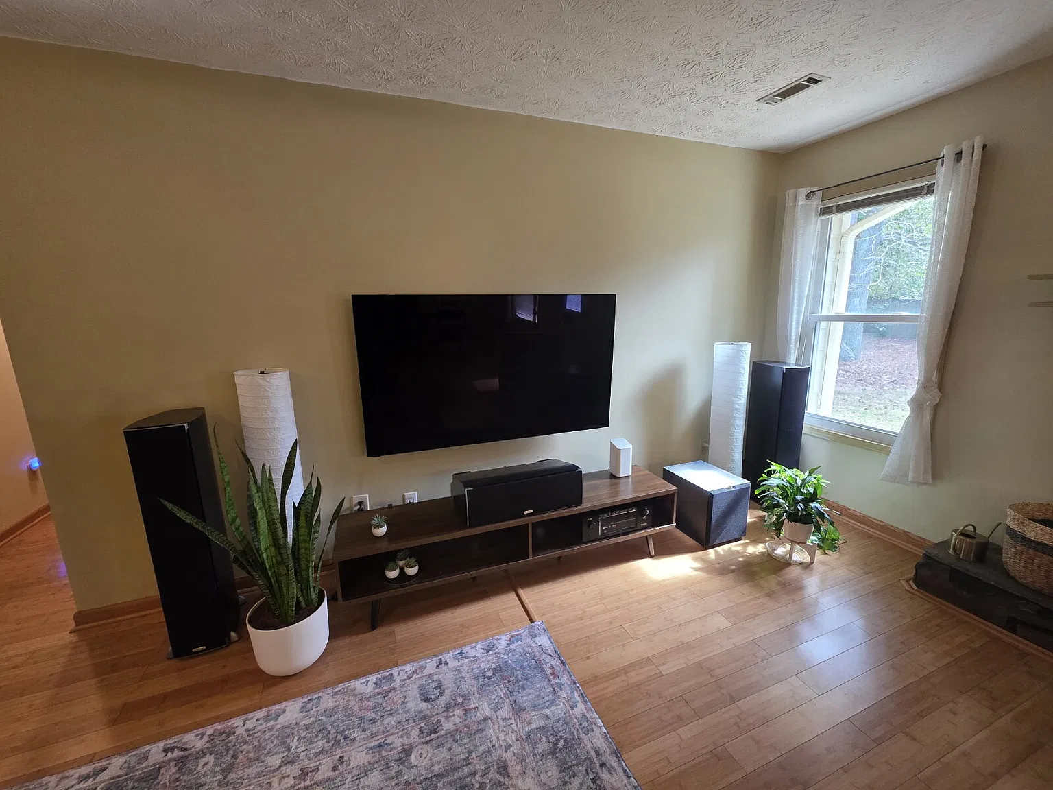 3 bed, 2.0 bath, 1371 sqft, $2,300 — Photo 4