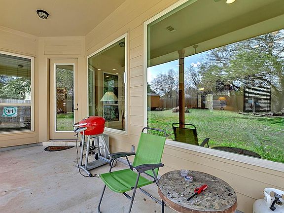 5th image of 109 Leaning Oak Cir