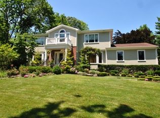 1 Stream Ct, Great Neck, NY 11023