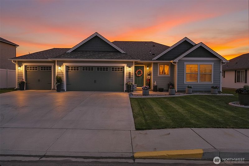 2nd image of 906 3rd Avenue NE