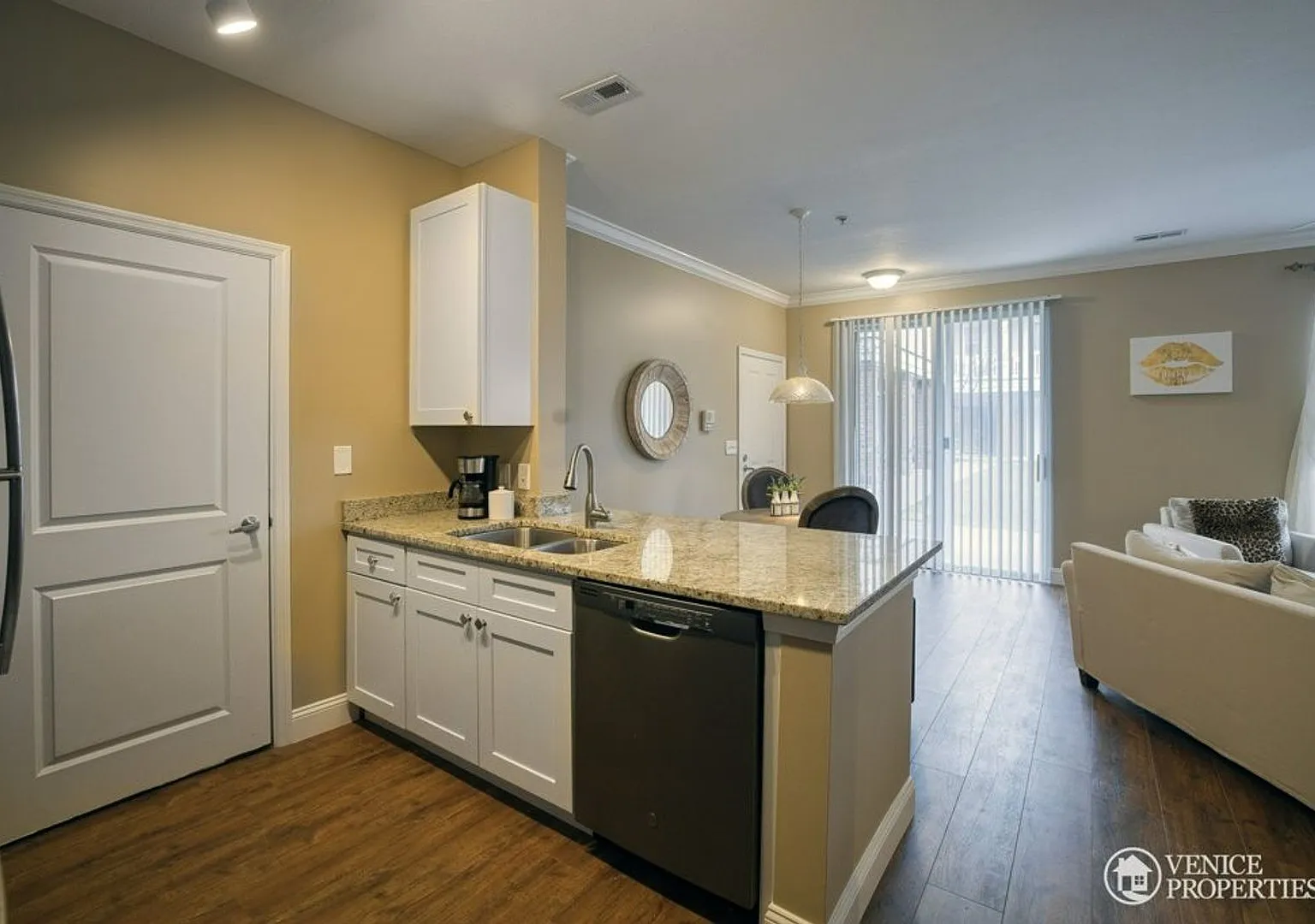 One Bedroom With Garage near Grandview — Photo 4