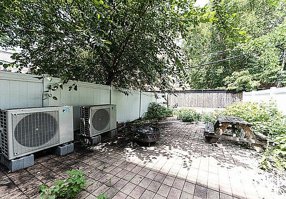 2nd image of 105 Vernon Ave APT 1