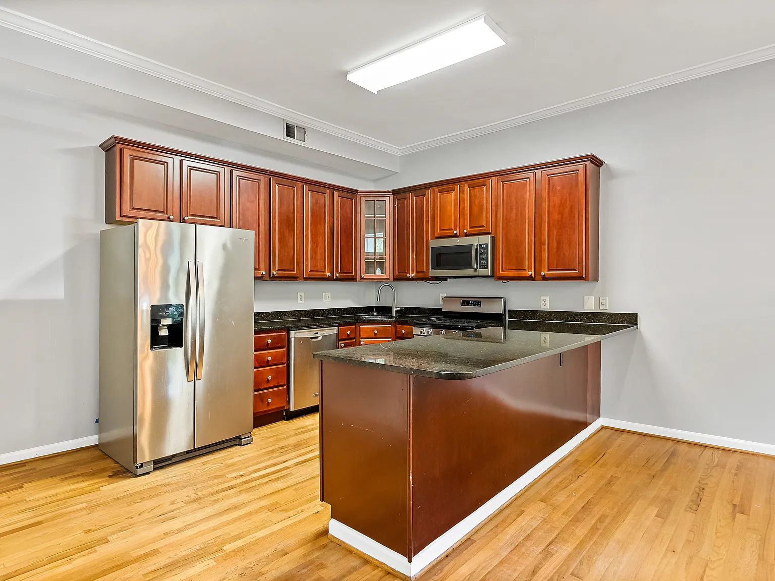 4 bed, 2.5 bath, 2420 sqft, $5,950 — Photo 2