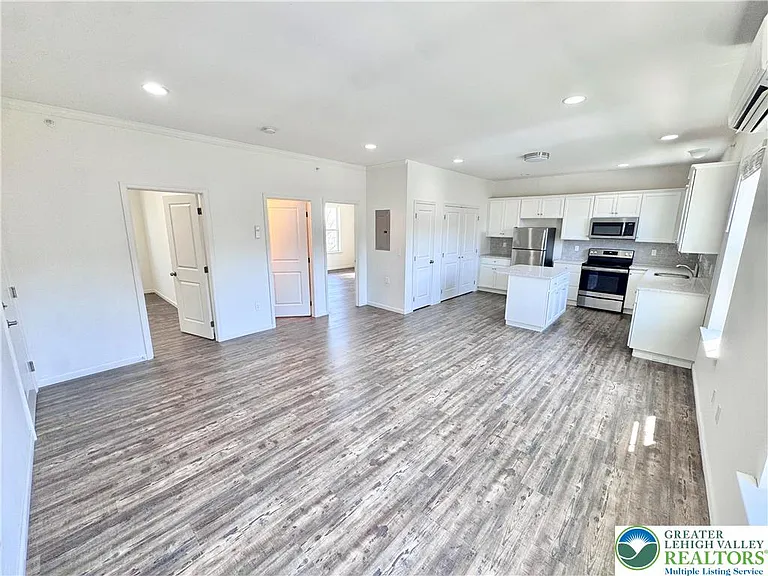 315 E Stone Aly #3 — Photo 3